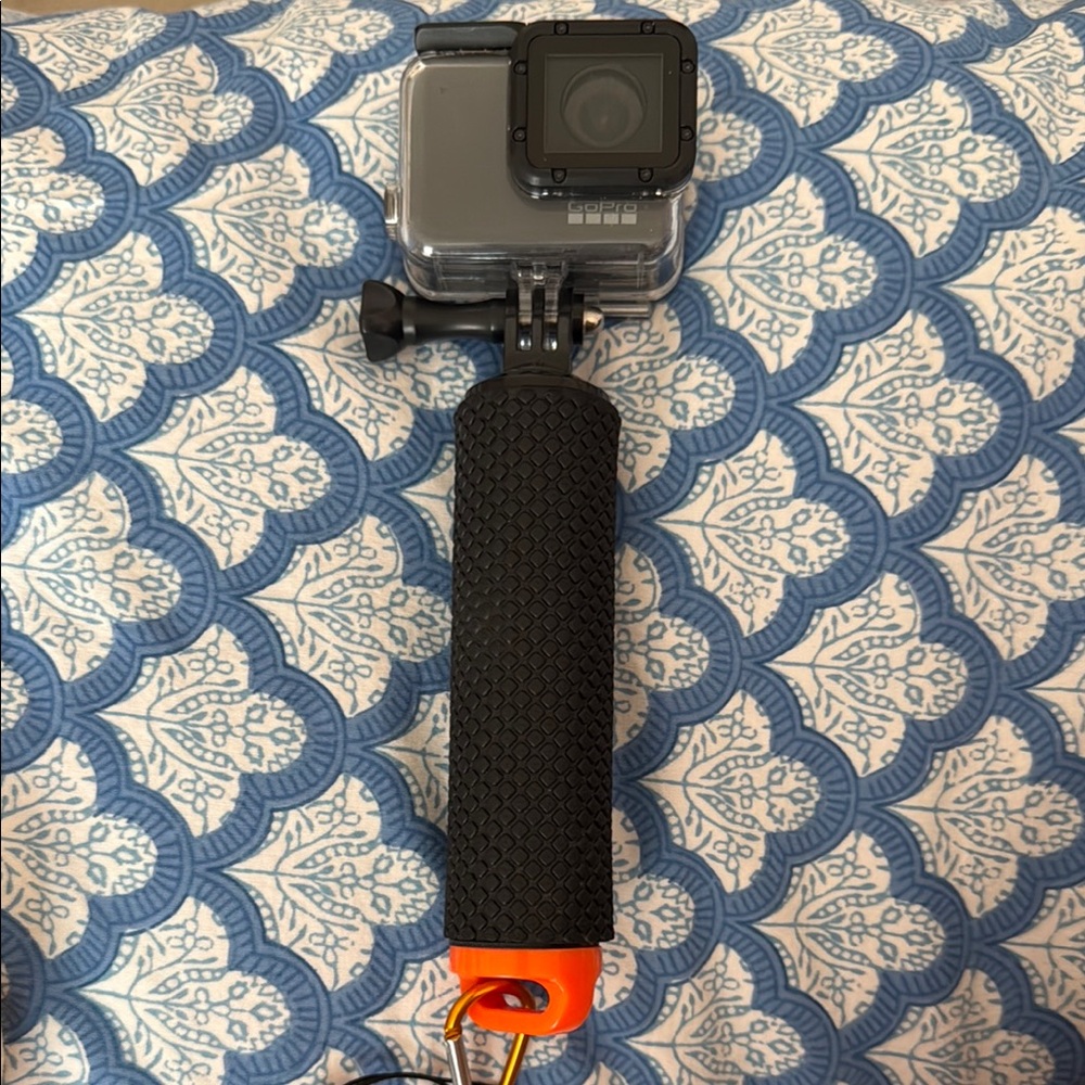Go Pro Hero 7 Silver w/ Case and Grip